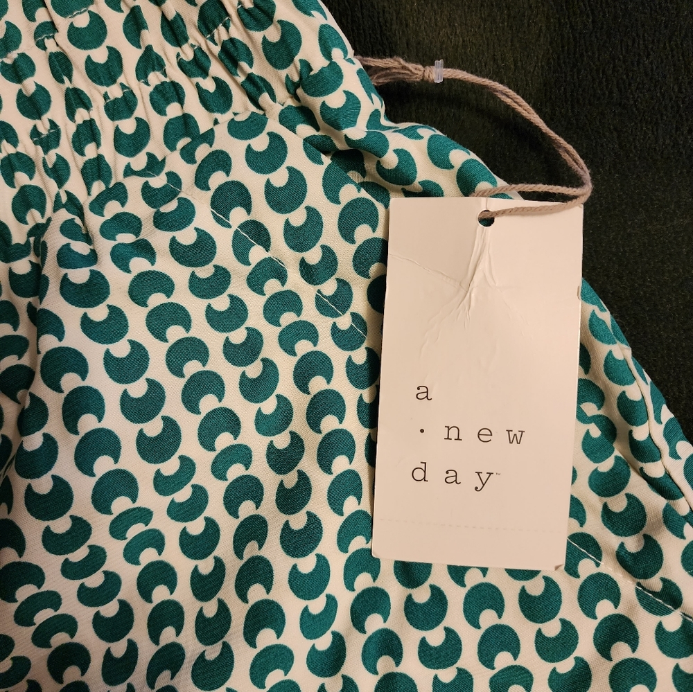 NWT Green moon high waisted short Size L
